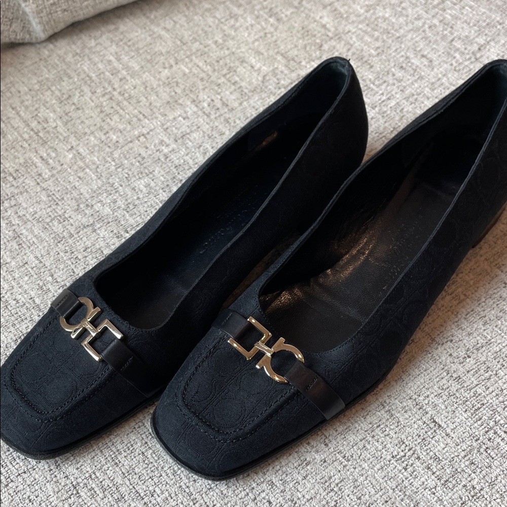Salvatore Ferragamo Heels Gancini signature fabric, gold tone hardware w/leather